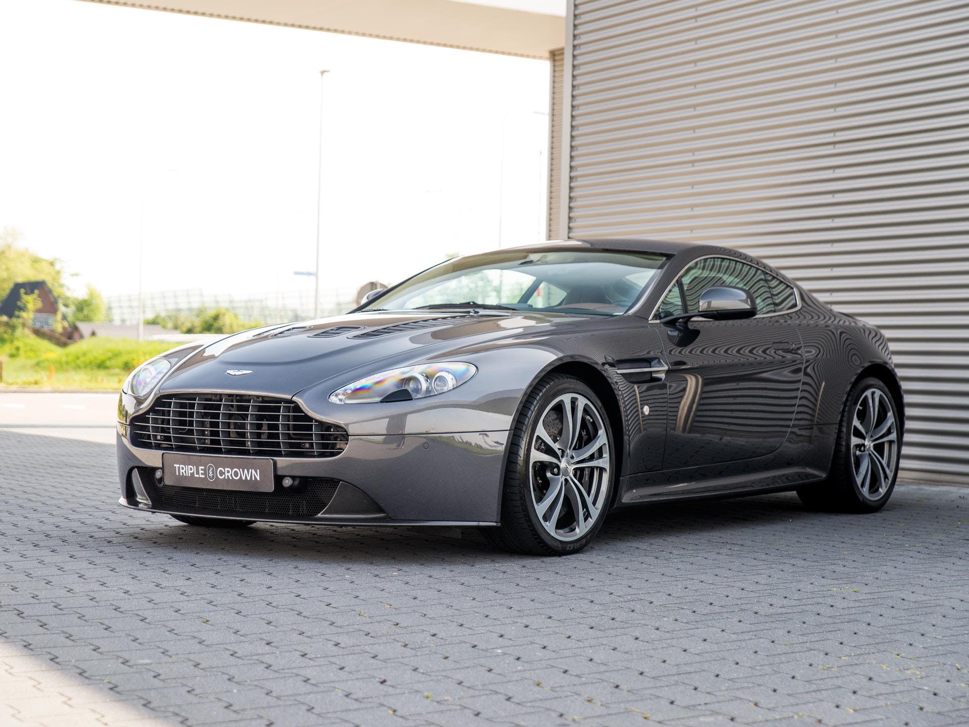 Aston Martin v12 Vantage черный