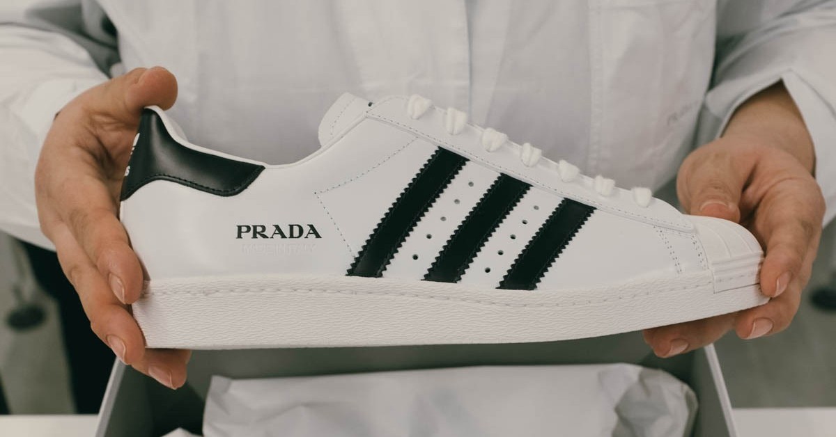 opleggen Zelfgenoegzaamheid Donau Waarom de Prada x Adidas Superstar-sneakers 450 euro kosten