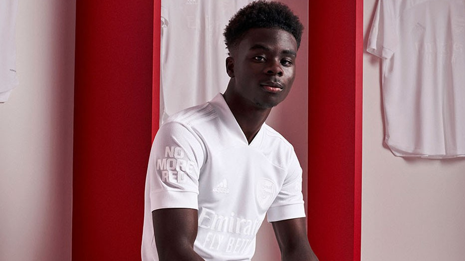 been Door ondersteboven Arsenal lanceert 100% wit shirt met een krachtige boodschap