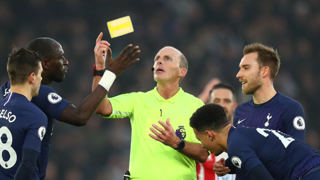 Mike Dean stopt cult scheidsrechter