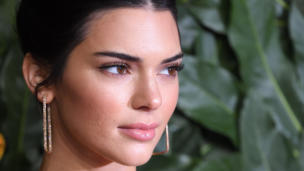 Kendall Jenner promoot topless een nieuwe ambachtelijke tequila